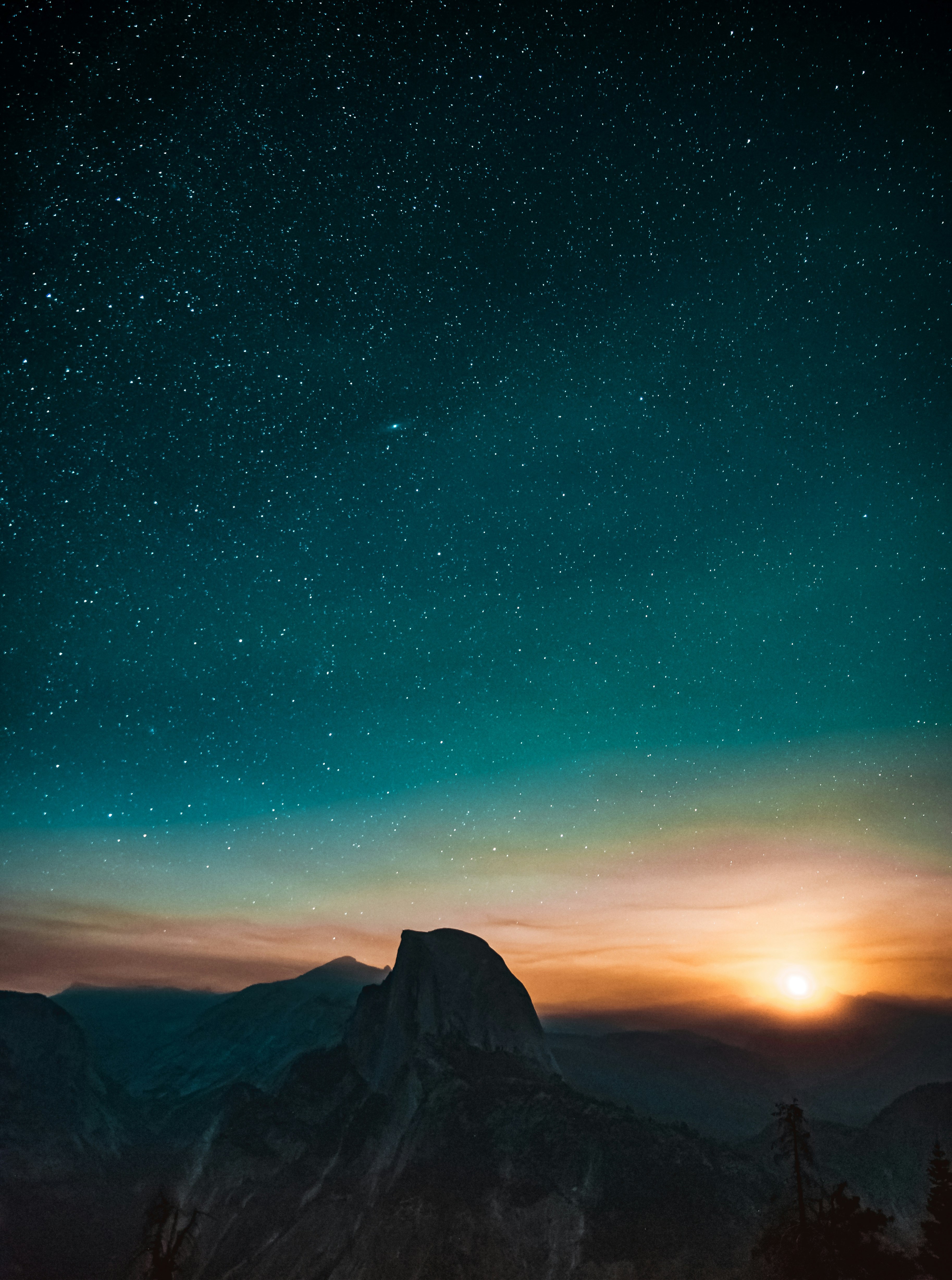 星空と山と太陽の写真